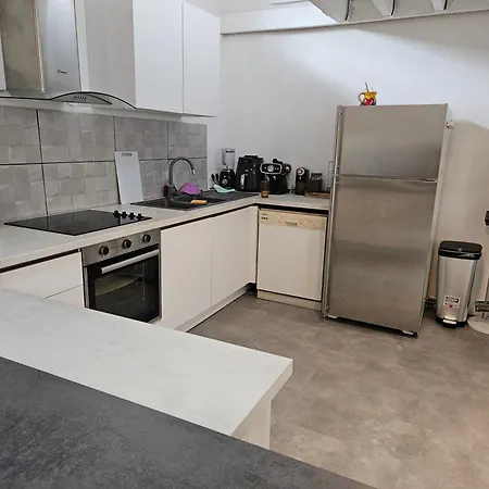 3 Maison Proche Проживание в семье *
